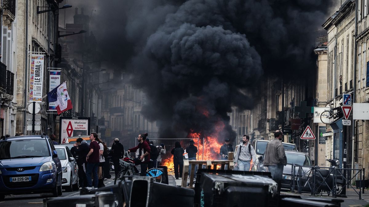Protesty ve Francii neutichají. Vzplála radnice v Bordeaux