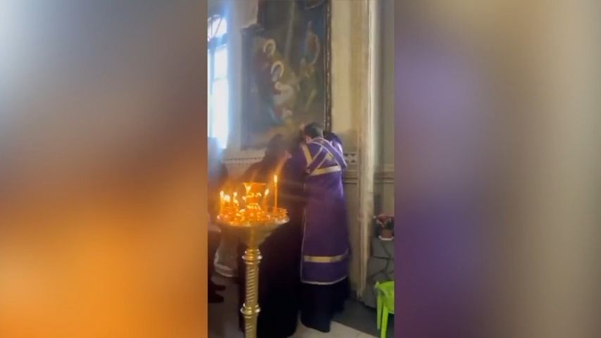 Video: Ukrajinským kostelem létaly pěsti, porval se voják s knězem