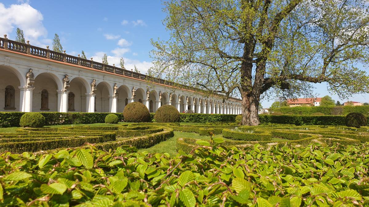 Kolonáda zabírá celou jednu stranu Květné zahrady