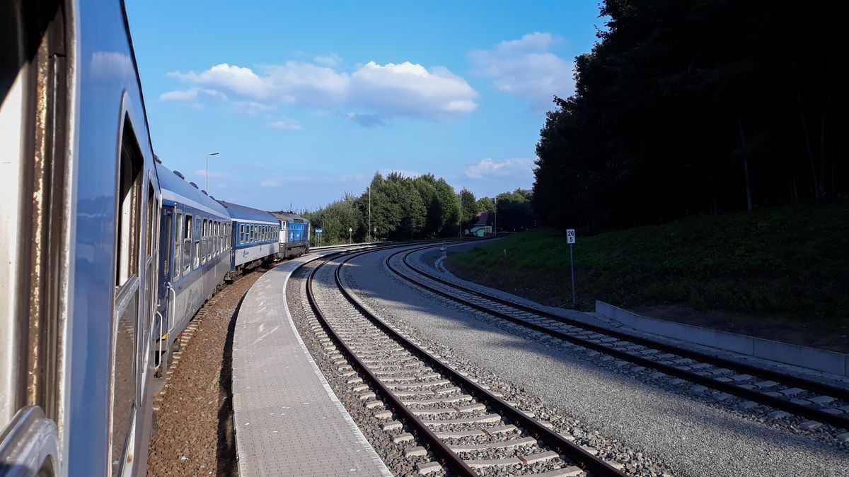 Mezi Ústím a Děčínem jezdí vlaky sníženou rychlostí. Vykolejila lokomotiva