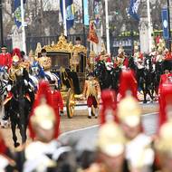 Slavnosti se účastní ozbrojené síly z celého Společenství národů a britských zámořských území i všechny složky ozbrojených sil Spojeného království spolu s osobní stráží panovníka a Královskými vodáky.