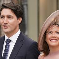 Korunovaci Karla v londýnském opatství pak osobně přihlíželo přes 2200 hostů.  Na snímku kanadský premiér Justin Trudeau s manželkou.