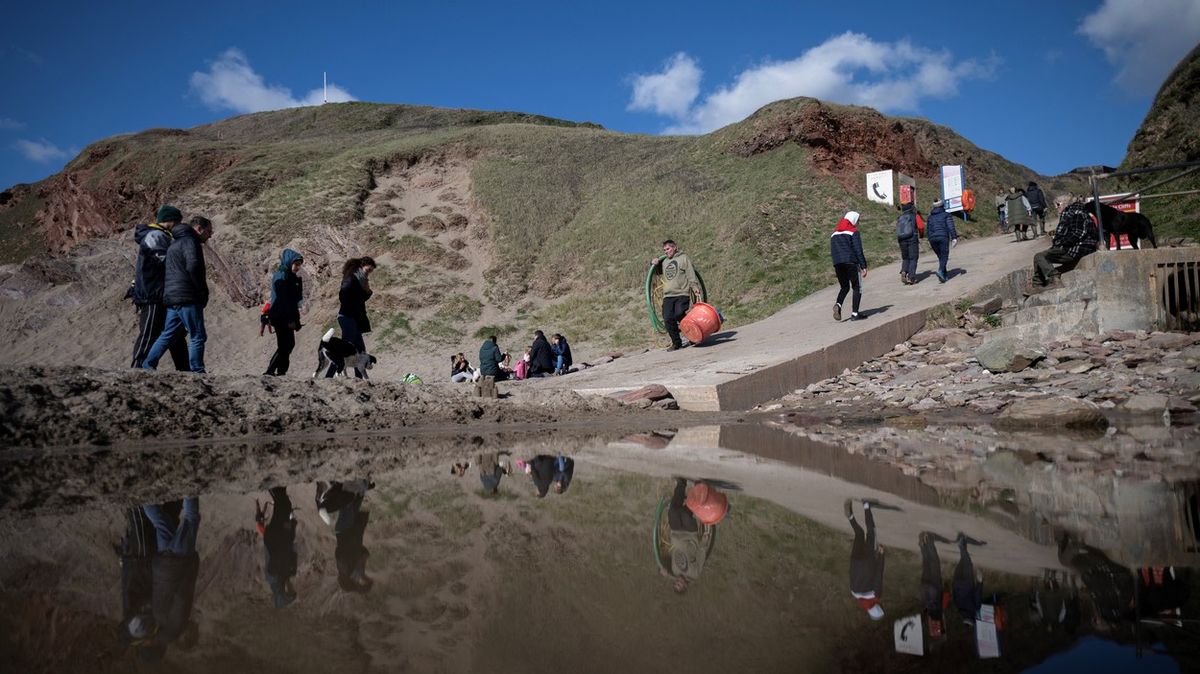 Fotky: Dobrovolníci čistí idylickou pláž od plastové pohromy