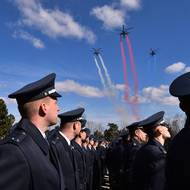 Na závěr smutečního obřadu přeletěly nad Brnem tři vrtulníky s dýmem v barvách trikolory.