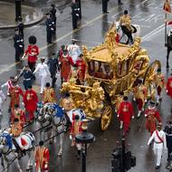 Váží 4000 kilogramů a je tažen osmi koňmi.