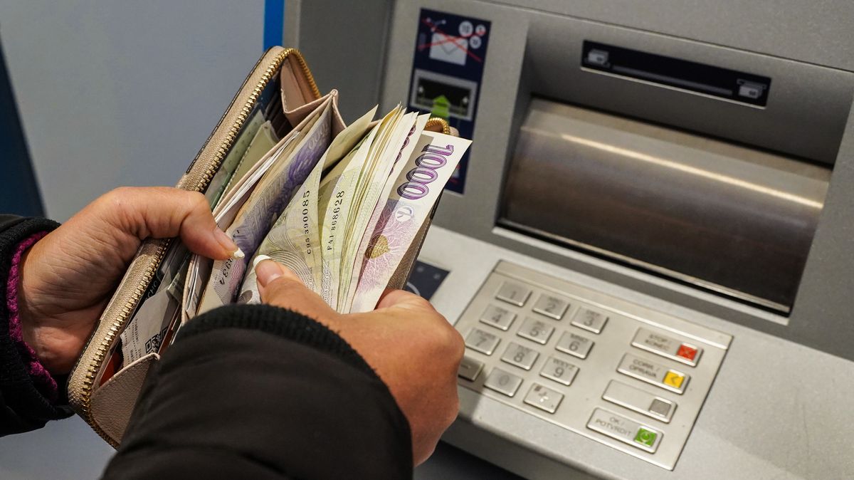 Zpět k hotovosti. Superdávka může být problém pro statisíce lidí v exekuci