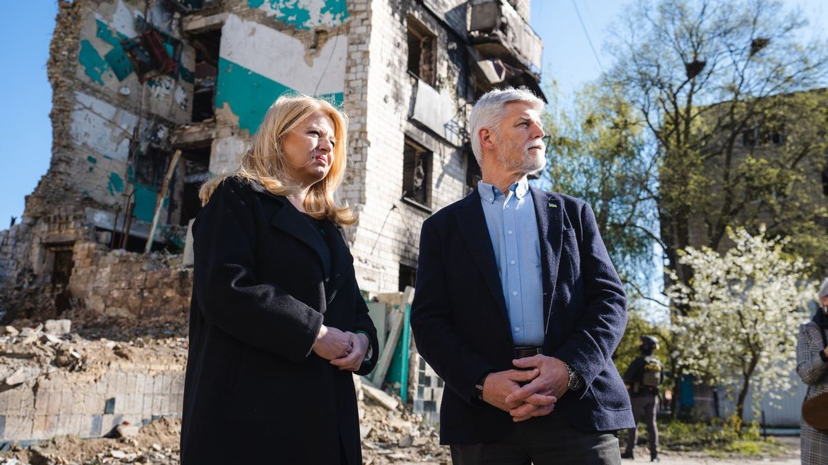 Fotky: Pavel a Čaputová mezi ruinami u Kyjeva. Prohlédli si i Banksyho dílo