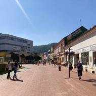 Blansko postrádá větší historické centrum. Nejvíc lidí prochází Rožmitálovou ulicí.