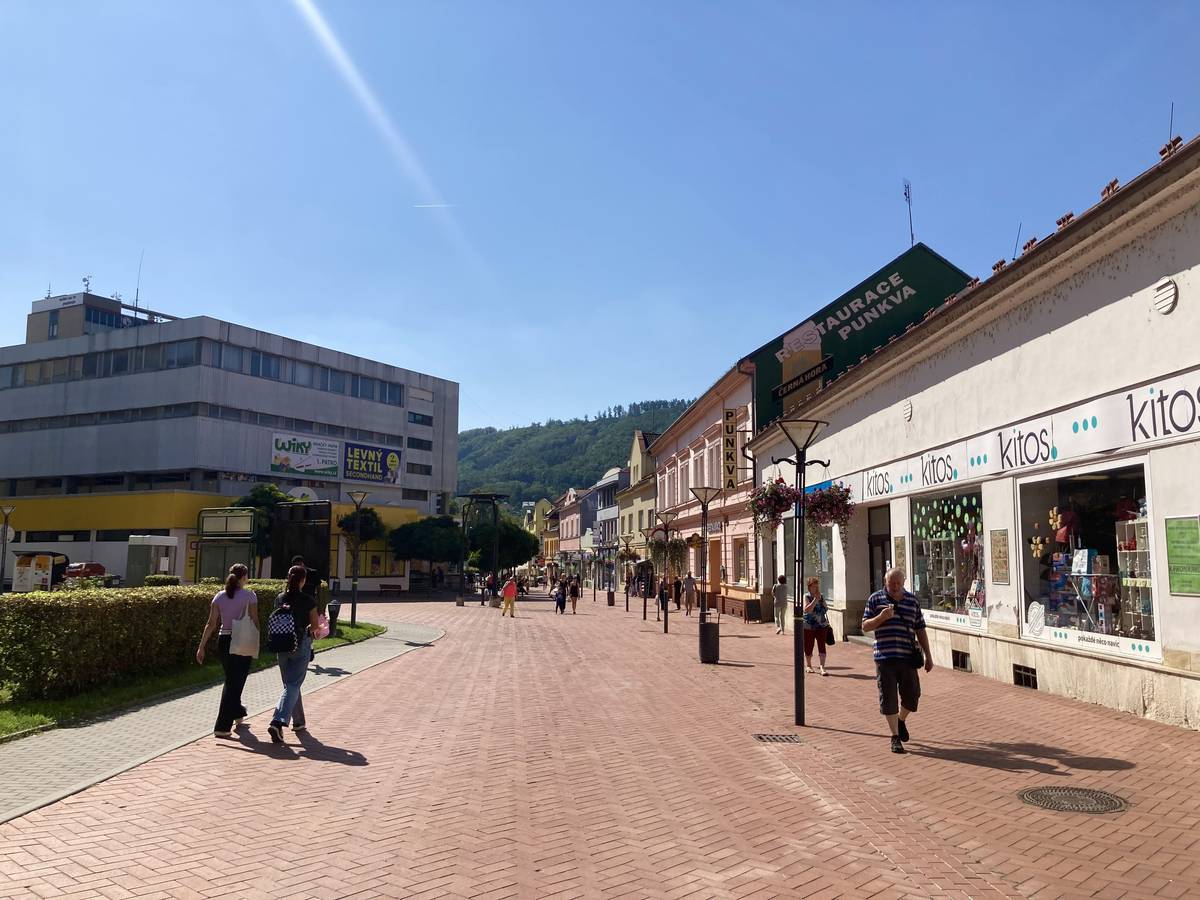 Blansko postrádá větší historické centrum. Nejvíc lidí prochází Rožmitálovou ulicí.