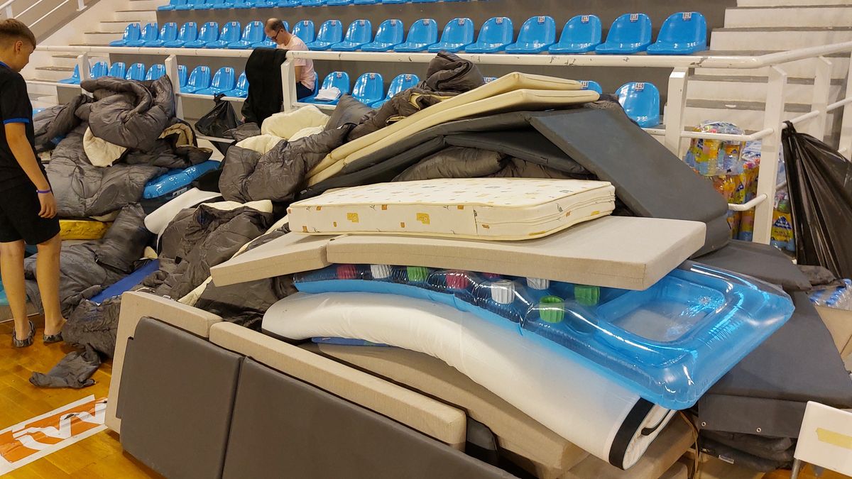 Obrazem: Palubovka plná matrací. I tak vypadají evakuační centra na Rhodosu
