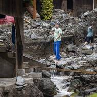 Bez těžké techniky lidé moc nezmohou, zatím se snaží vrátit vodu do původního koryta. 