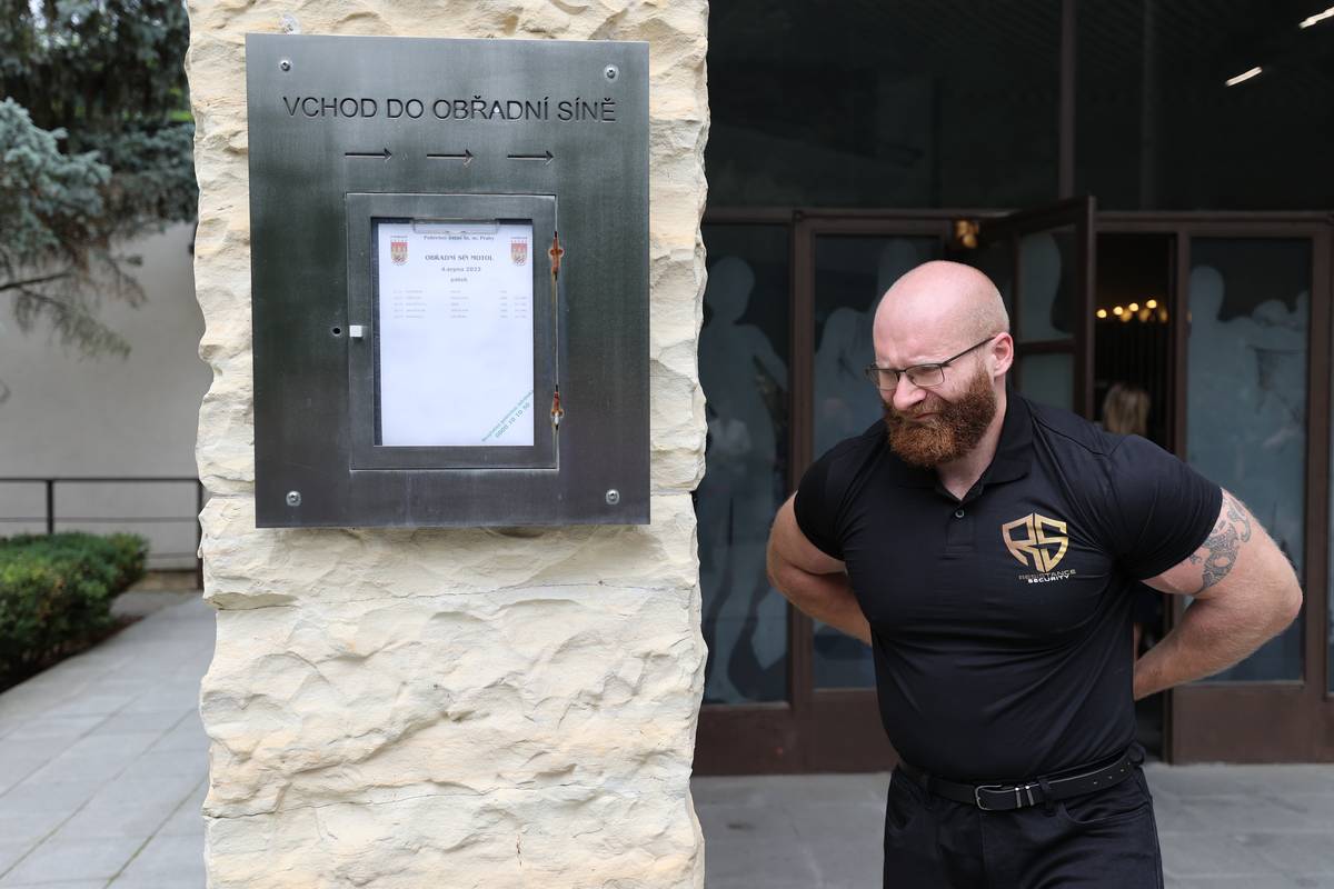 Vchod do obřadní síně motolského krematoria.