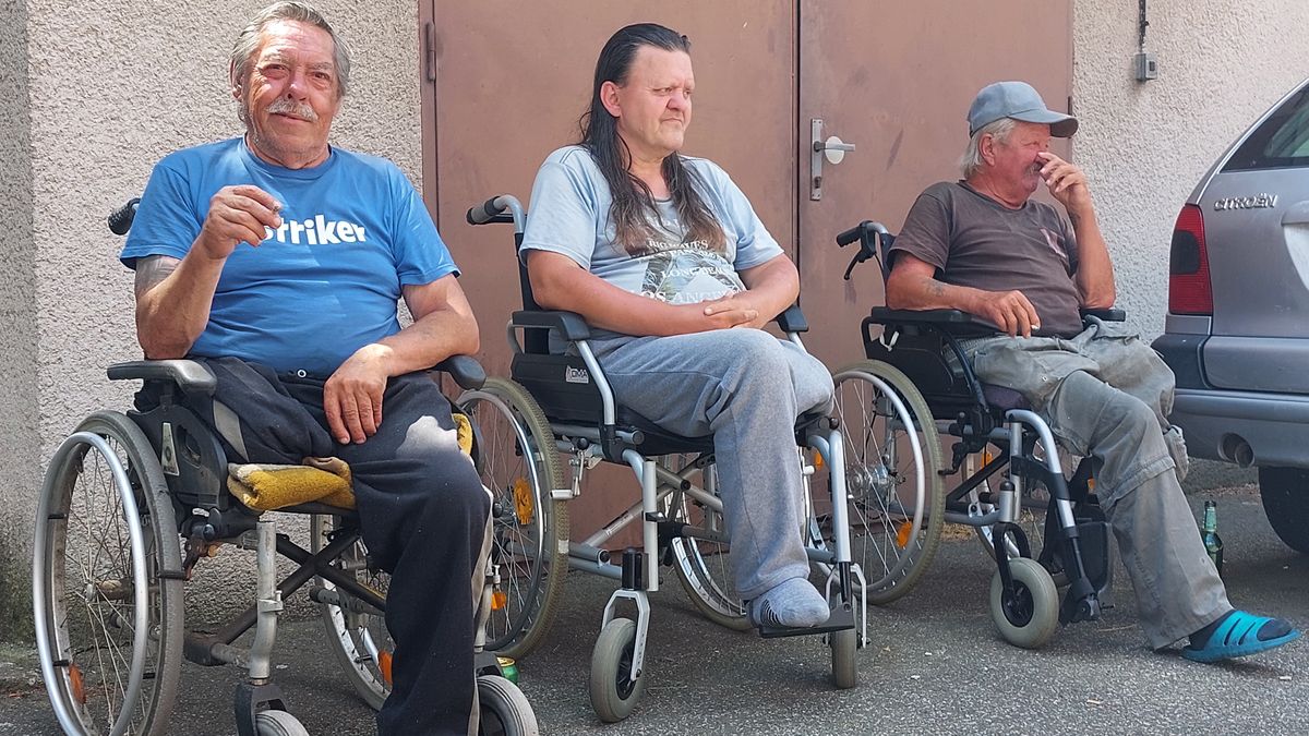 Přizpůsobit se a skousnout cizí lidi. Život padlých andělů z ubytoven