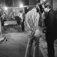 Mick Jagger hovoří s francouzským režisérem Jeanem-Lucem Godardem při natáčení Godardova polodokumentárního filmu Sympathy for the Devil, 12. června 1968.