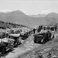 Col de Puymorens v roce 1925. Ikonický horský průsmyk ve francouzských Pyrenejích spojující Francii s Katalánskem ve výšce 1915 m. Do Tour de France byl zařazen před druhou světovou válkou. Už tehdy tam bývaly stovky fanoušků.