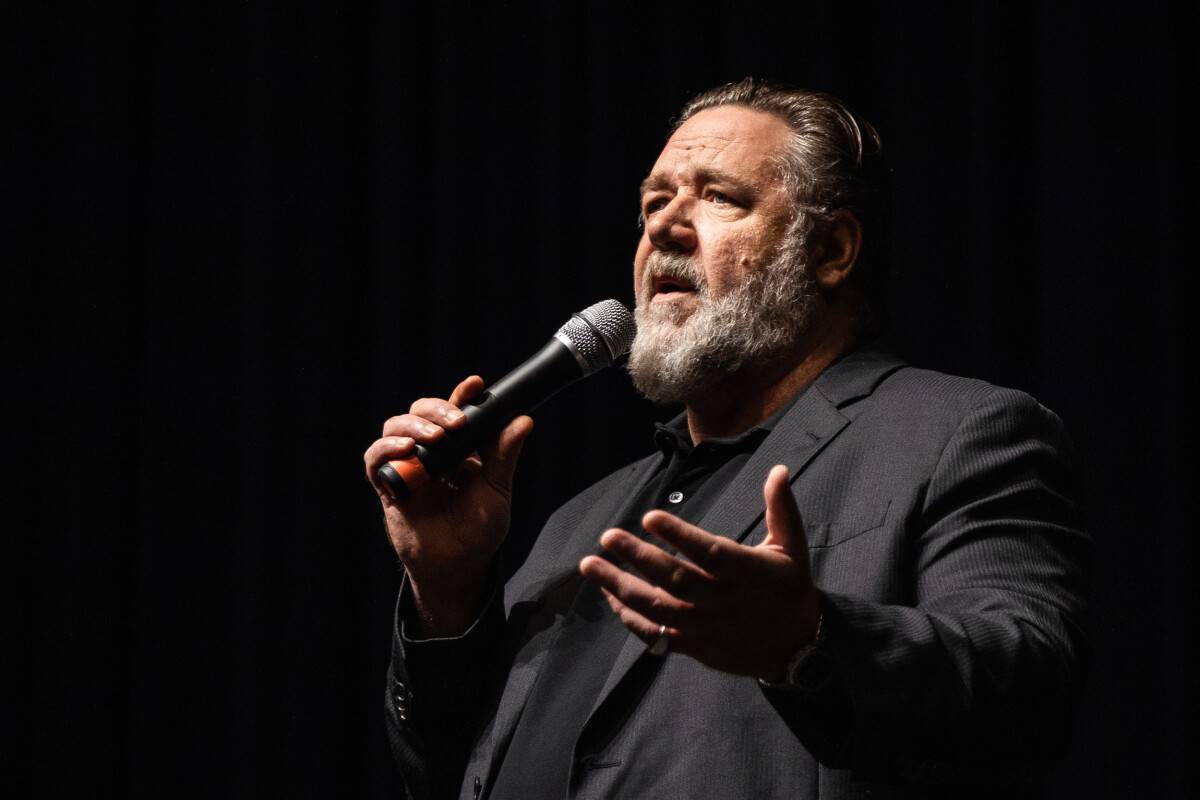 Sobotu pro sebe opět ukradl Russell Crowe. Před projekcí filmu Master & Commander: Odvrácená strana světa vyprávěl o tom, jak se kvůli roli musel naučit na housle. Na tlumočnici Helenu Koutnou při poutavém vyprávění úplně zapomněl.