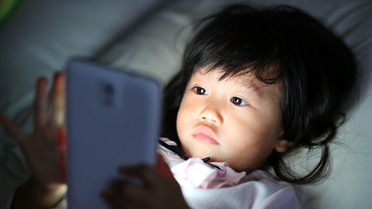 Čína omezí čas, který děti tráví na mobilu. Dostanou dvě hodiny denně