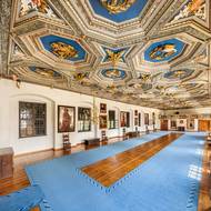 Zlatý sál má také kazetový strop.