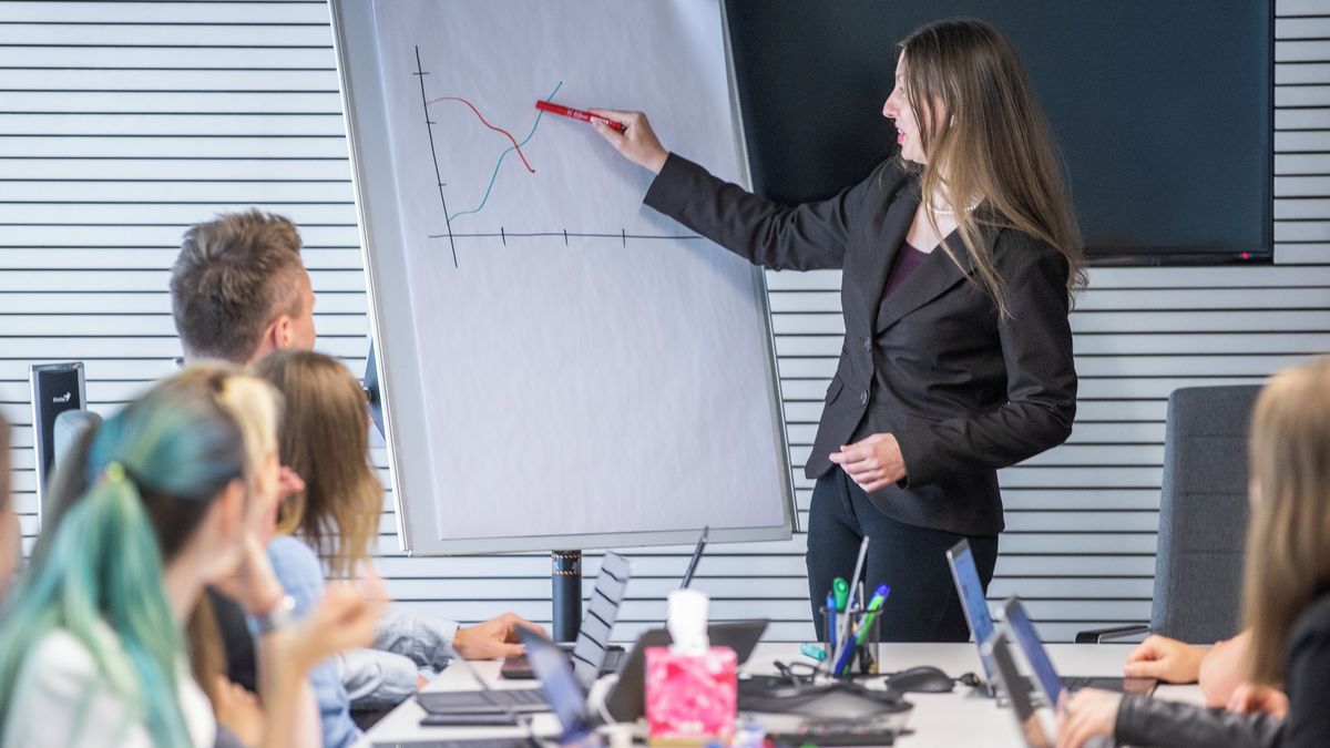 Přibývá Čechů, kteří mají dvě práce. Ne vždy je za tím finanční nouze