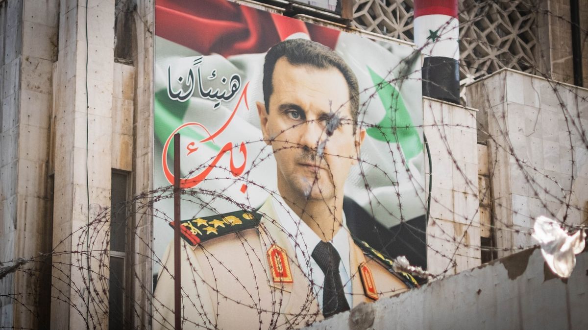 Francie vydala mezinárodní zatykač na Bašára Asada