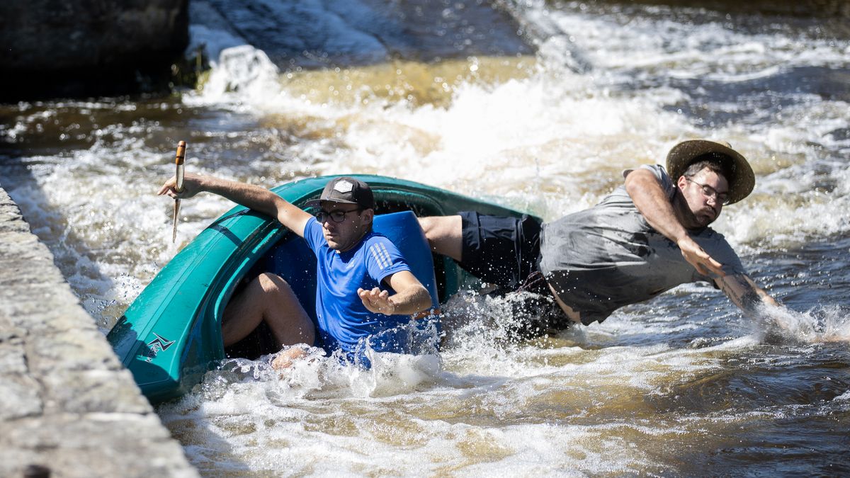 Fotky: Vltava jako „Václavák“. Tisíce vodáků vyrazily na nejoblíbenější řeku