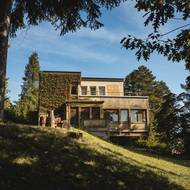 „Právě v roce 1933 vzniká nejdřív baťovský dům a bydliště prvního hejtmana zlínského okresu. Následně je vila na nějaký čas majetkem oscarového režiséra Elmara Klose a v roce 1953 se stává domovem cestovatele Miroslava Zikmunda. A dnes? Zikmundova vila = kulturní památka, adresa Zlín, příběh jedné stavby v čase.“