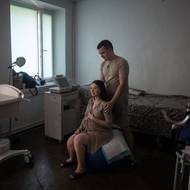 Ukrajinský pár čeká narození svého prvního potomka, Alexandra překonává v porodnici v Záporoží kontrakce. Foceno 26. září. Porodnost od začátku ruské agrese na Ukrajině v zemi klesla o 28 procent.