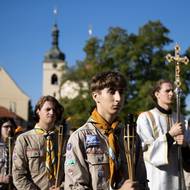 Pouti se účastní příslušníci různých řádů, sokolové či na snímku zachycení skauti.