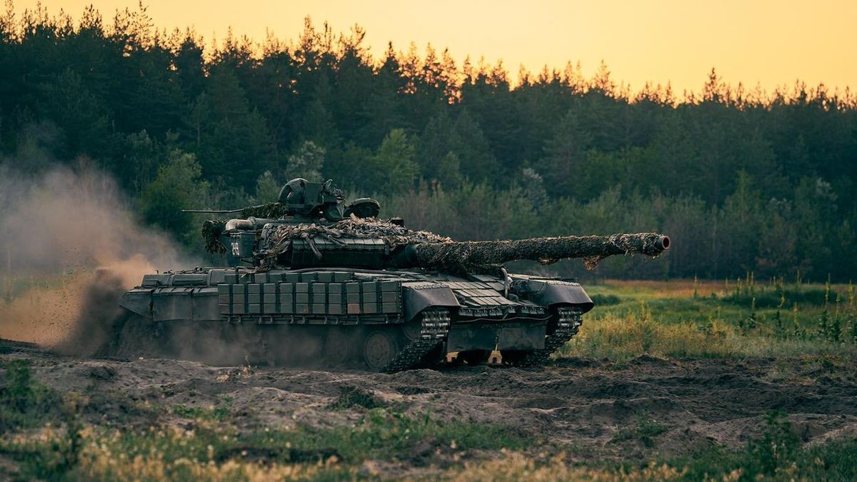 Britské muzeum pomáhá firmě obnovovat tankové pásy pro Ukrajinu
