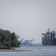 Úřady se snaží zajistit splavnost řeky a nechávají dno pravidelně bagrovat. Na snímku pluje nákladní loď jižně od New Orleans, vyfoceno 17. října.