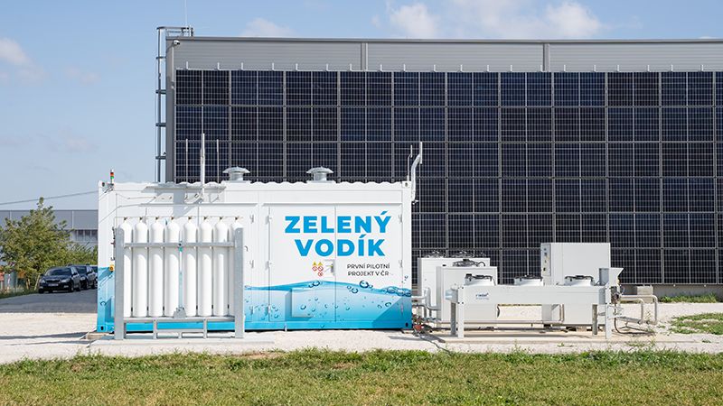 Začal v Česku se soláry a zase je první. Vyrábí palivo budoucnosti