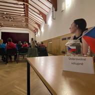 Pořadatelé tam dokonce vybírali dobrovolné vstupné. Mělo jim pokrýt režii. Setkání tam totiž uspořádali Rajchlovi příznivci na vlastní náklady.