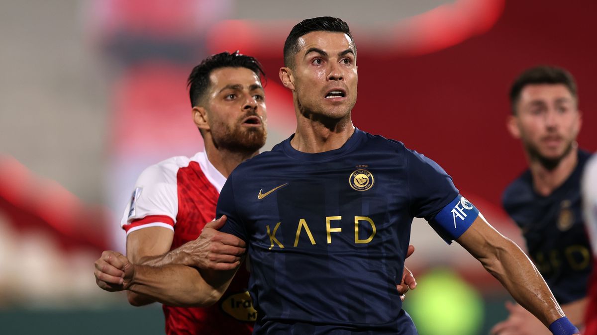 Cristiano Ronaldo nedostane 99 ran bičem za to, že objal ženu v Íránu