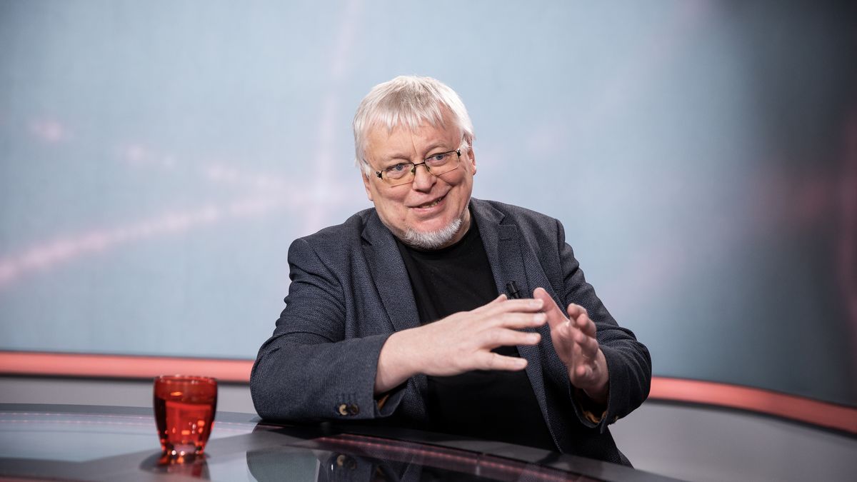 Petr Pavel hraje pro hodně lidí fackovacího panáka, říká spisovatel Kosatík