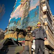 „Obránci světla.“ V centru Kyjeva byl 30. listopadu 2023 odhalen nový mural, který je poctou ukrajinským jednotkám protivzdušné obrany, které ničí ruské rakety a drony v ukrajinském vzdušném prostoru. A také všem energetikům, kteří bojují s následky těchto útoků, aby zabránili výpadkům proudu.