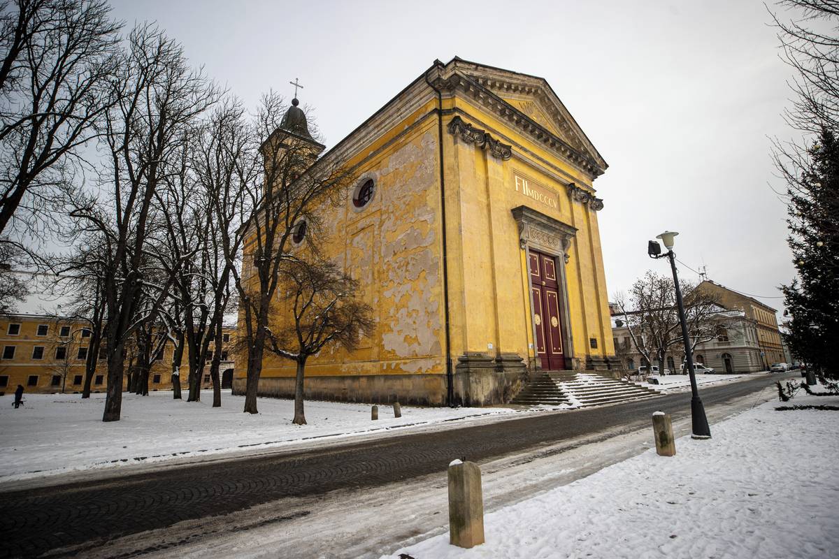 Dominantou centra Josefova je obrovský kostel, který je téměř identický s tím v sesterské pevnosti Terezín. Liší se jen barvou a drobnými detaily. Josefovskému by prospěla nová omítka.