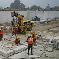 Muslimové jsou v převážně hinduistické Indii největší náboženskou menšinou, tvoří až 14 procent obyvatel, což znamená asi 200 milionů lidí. Stavba chrámu je pro ně políčkem. Náhradní pozemek pro novou mešitu sice dostali, ale až 25 kilometrů daleko a stavba svatostánku je v nedohlednu. Stěžují si navíc na rostoucí perzekuce po zmíněném soudním verdiktu v roce 2019, píše britský The Guardian. Snímek ze stavby, 29. prosince.