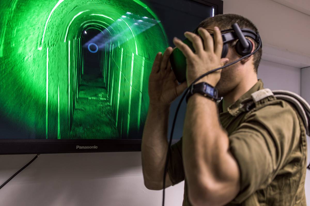 Vojáci IDF se za pomoci moderních technologií, včetně virtuální reality, roky připravovali na bitvu v tunelech pod Pásmem Gazy a na hranicích s Izraelem. Snímky v galerii pocházejí z výcviku izraelských vojáků z roku 2017.
