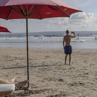 „Není problém, když si tady založíte firmu, je dobře, že zaměstnáváte místní…, ale někteří to nedělají správným způsobem,“ řekl.