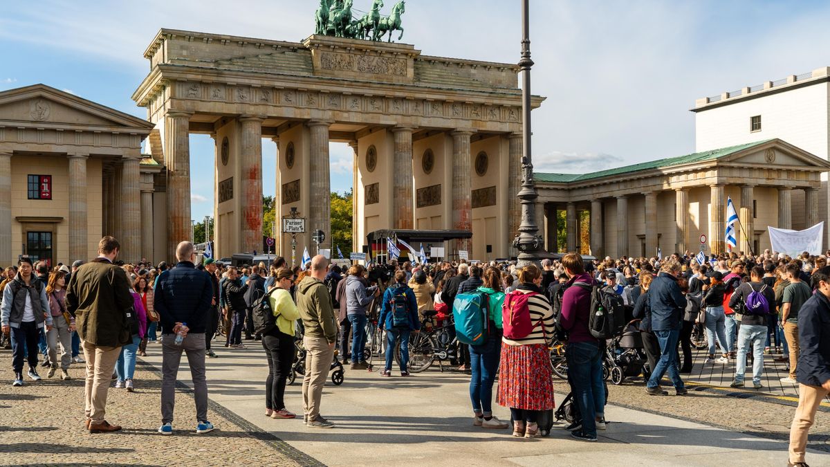 Německo si připomnělo holokaust, lidé vyšli do ulic proti krajní pravici