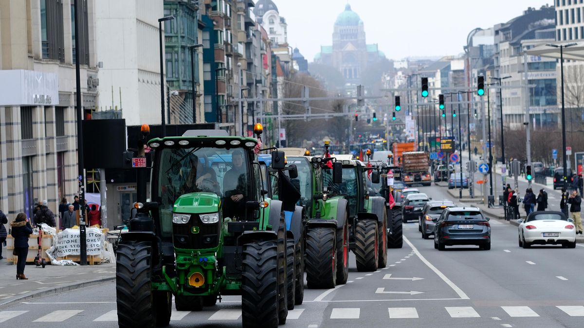 Do Prahy přijede v pondělí až tisíc traktorů. Kde hrozí zácpy?