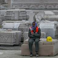 Základní kámen hinduistického chrámu na místě položil indický premiér Naréndra Módí. Stavba vyšla v přepočtu na 5,5 miliardy korun. Chrám se rozkládá na ploše 2,9 hektaru, celý komplex má zabírat asi 27 hektarů.
Na snímku z 29. prosince 2023 odpočívá dělník během stavby chrámu. 