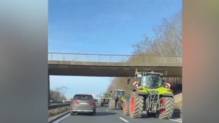 Video: Traktory jedou na Paříž. Farmáři chystají blokádu