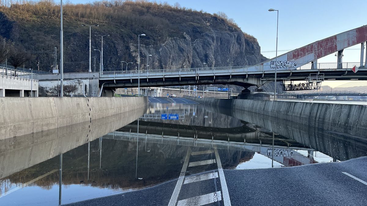 Obrazem: Zaplavené silnice, garáže i cyklostezky. Labe zatím dál stoupá