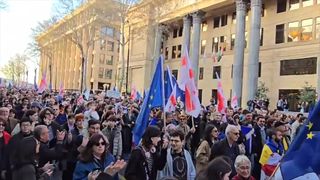 Migliaia di georgiani hanno manifestato contro la legge sull'influenza straniera