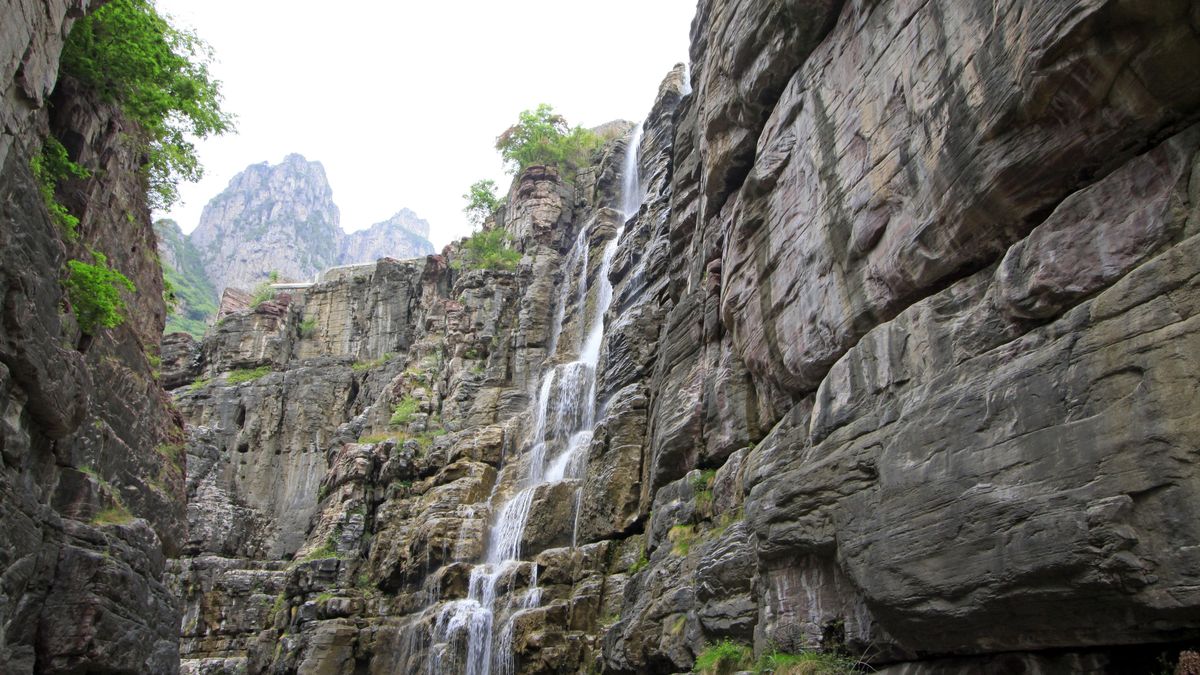 Turista našel potrubí napájející nejvyšší čínský vodopád