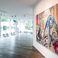 Pohled do výstavy Michaela Rittsteina v pavilonu Expo 58 v pražských Letenských sadech. Na snímku je obraz Tři sestry (2024).