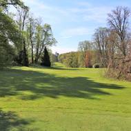 Liduprázdný zámek Štiřín. Po ukončení provozu a propuštění zaměstnanců se veškerá péče státu scvrkla na ostrahu, temperování objektu, sekání trávy a základní údržbu. Od loňského června do konce února na to ÚZSVM vynaložil kolem pěti milionů korun. 