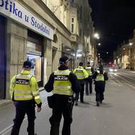 Policie v boční Nádražní ulici.