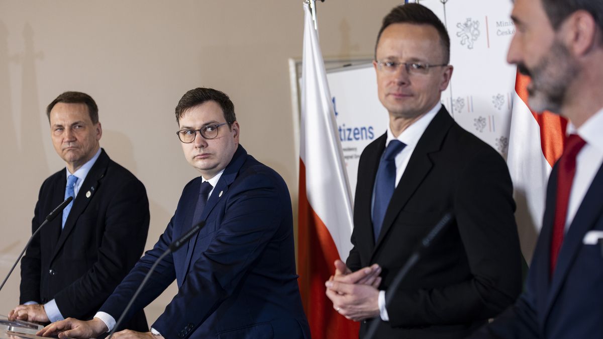 Fotky: Všeříkající výrazová diplomacie V4. Ministři se mračili i ušklíbali